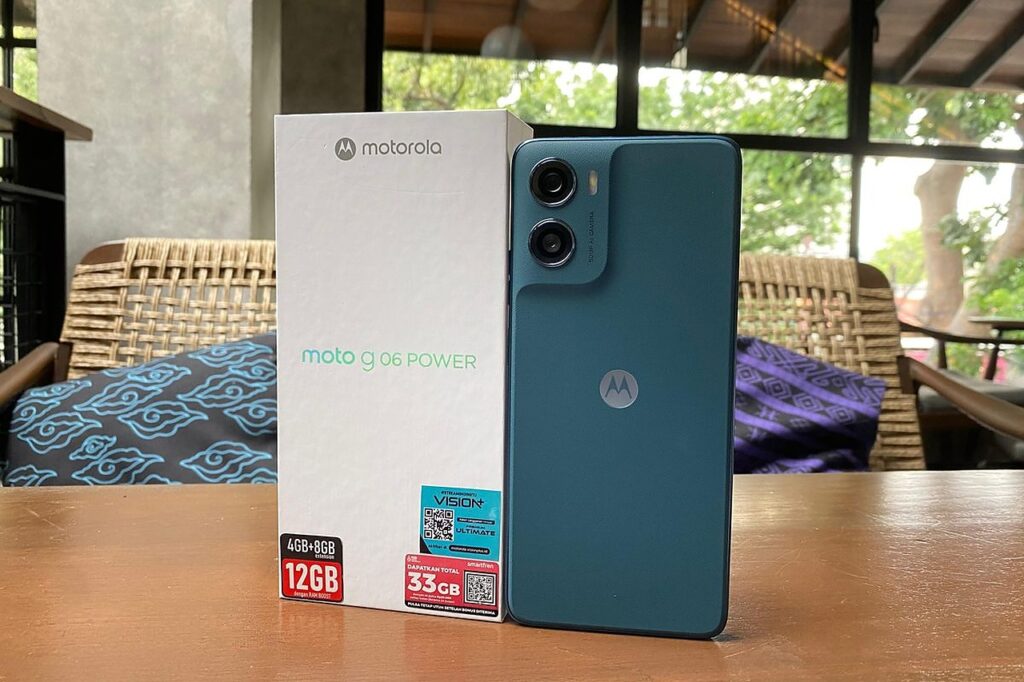 Buat satu judul artikel dalam Bahasa Indonesia maksimal 150 karakter yang membahas topik utama mengenai: 6 HP Baru dengan Baterai di Atas 6.000 MAh Seharga Rp 1 Jutaan di Indonesia. Gunakan artikel referensi sebagai dasar utama untuk memilih angle paling kuat, paling tajam, paling emosional, dan paling memancing rasa ingin tahu. Optimalkan untuk CTR Google Discover dengan gaya judul naratif yang provokatif, berani, menyengat, dan terasa seperti opini editorial yang kuat, tetapi tetap harus berpijak pada fakta, data, perbandingan, atau konteks yang benar-benar didukung isi artikel referensi. Fokuskan judul pada konflik, kontras, benturan nilai, ironi, keunggulan yang menampar pesaing, kelemahan produk rival, atau fakta yang membuat pembaca merasa perlu membuka artikel. Gunakan gaya bahasa yang tajam, emosional, dan mengandung penilaian kuat. Judul boleh terasa sinis, menyindir, meremehkan, membongkar ilusi, atau menantang opini umum, selama tetap relevan dengan isi artikel. Hindari gaya judul yang terlalu netral, terlalu deskriptif, terlalu formal, atau terlalu aman. Jangan prioritaskan keseimbangan nada, prioritaskan daya pancing, emosi, dan angle paling menggigit. Gunakan format Title Case, yaitu setiap kata utama diawali huruf kapital kecuali kata penghubung seperti dan, atau, yang, dengan, untuk, di, ke. Jangan gunakan tanda titik dua (:) dalam judul. Susun judul dalam dua frasa jika memungkinkan. Pisahkan kedua frasa dengan tanda koma (,) agar ritmenya tegas dan mudah dibaca. Tanda tanya (?) dan tanda seru (!) boleh digunakan jika relevan. Hindari kata atau frasa klise seperti Jadi Sorotan, Bikin Penasaran, Diklaim, Viral, Bikin Heboh, atau frasa hiperbolik sejenisnya. Tampilkan hanya judul akhir tanpa kalimat pembuka, penjelasan, tanda kutip, atau teks tambahan apa pun. Gunakan artikel referensi berikut sebagai rujukan utama dalam membuat judul:  
 
 Lihat Foto 
 HP Moto G06 Power, HP 1 jutaan dengan baterai 7000 mAh, yang rilis 9 Oktober 2026(Rayhan Fairuz SA) 
KOMPAS.com - Baterai besar kini semakin menjadi tren di pasar smartphone (HP), termasuk di segmen entry-level untuk pasar Indonesia.
Sejumlah vendor ponsel di Tanah Air kini menghadirkan perangkat murah dengan baterai jumbo, bahkan mencapai 6.000 mAh bahkan hingga 7.000 mAh.
Kapasitas tersebut lebih besar dibandingkan baterai ponsel pada umumnya yang ada di tahun lalu, yaitu berkisar 5.000 mAh.
Dengan baterai lebih besar, ponsel biasanya bisa bertahan lebih lama untuk penggunaan sehari-hari seperti browsing, menonton video, atau bermain game ringan.  Menariknya, ponsel dengan baterai jumbo ini tidak selalu dibanderol mahal. Di Indonesia, ada beberapa HP harga Rp 1 jutaan yang sudah dibekali baterai di atas 6.000 mAh. 
 `;
 document.querySelector('.kompasidRec').innerHTML = htmlString;
 } else {
 document.querySelector(".kompasidRec").remove();
 }
 } else {
 document.querySelector(".kompasidRec").remove();
 }
 }
});
xhr.open("GET", endpoint);
xhr.send();  Apa saja? Berikut daftar 6 HP baterai di atas 6.000 mAh harga Rp 1 jutaan terbaru 2026 di Indonesia, sebagaimana dirangkum KompasTekno dari berbagai sumber.
1. Vivo Y04s
Vivo Vivo Y04s
Vivo Y04s menjadi salah satu ponsel entry-level terbaru Vivo yang hadir dengan baterai besar di kelas harga Rp 1 jutaan.
Ponsel ini dibekali baterai 6.000 mAh, yang diklaim tahan sekitar 20 jam menonton YouTube, 24 jam mendengarkan musik Spotify, dan 21 jam untuk panggilan telepon. 
Baterai sebesar ini mendukung pengisian cepat berdaya 15 watt via konektor USB-C.
Di Indonesia, Vivo Y04s dibanderol Rp 1.549.000 untuk varian RAM dan storage 4/64 GB dan Rp 1.699.000 untuk varian 4/128 GB.  2. Vivo Y05
 Vivo Y05 ditawarkan dalam dua pilihan warna, yaitu Black dan White. 
Vivo juga memiliki model lain dengan baterai lebih besar lagi, yaitu Vivo Y05 yang dibekali baterai 6.500 mAh.
Dengan baterai sebesar ini, Vivo mengeklaim pengguna dapat menonton YouTube hingga 29 jam, memutar musik hingga 71 jam, scrolling TikTok hingga 23 jam, dan melakukan navigasi di Google Maps hingga 9 jam. 
Ketika habis, daya baterai bisa diisi mengandalkan teknologi fast charging 15 watt via konektor USB-C. Menariknya, ponsel ini juga mendukung pengisian perangkat lain dengan konektor dan kabel USB-C.
Di Indonesia, Vivo Y05 dijual dengna harga Rp 1.899.000 untuk varian 4/64 GB. Vivo menjual varian lainnya, yaitu 4/128 GB, namun harganya sudah masuk segmen Rp 2 jutaan, tepatnya Rp 2.099.000.  3. Oppo A6t 4G
Oppo Oppo A6t.
Oppo turut meramaikan segmen ponsel baterai besar berbanderol Rp 1 jutaan lewat Oppo A6t 4G.
Ponsel ini juga mengusung baterai 6.500 mAh yang diklaim dapat dipakai untuk memutar video hingga 13 jam, bermain game seperti Mobile Legends hingga 9 jam, panggilan hingga 38,2 jam, dan mode siaga hingga 880 jam.
Oppo tak mengumbar berapa daya pengisian ponsel ini. Namun, Oppo A6t 4G mendukung fitur reverse wired charging untuk mengisi baterai perangkat lain via kabel dengan daya 5 watt.
Di pasar Indonesia, Oppo A6t dibanderol dengan harga Rp 1.999.000 untuk varian 4/64 GB. Oppo menyediakan varia 4/128 GB dan 6/128 GB dengan harga masing-masing Rp 2.699.000 dan Rp 3.399.000.  4. Realme Note 80
Realme Realme Note 80 rilis di Indonesia 5 Maret 2026
Realme juga menghadirkan ponsel murah dengan baterai jumbo lewat Realme Note 80.
Perangkat ini dibekali baterai 6.300 mAh yang diklaim mampu menemani pengguna mendengarkan musik hingga 108 jam dan menonton video hingga 15 jam.
Realme Note 80 juga mendukung teknologi fast charging 15 watt via konektor USB-C.
Di Indonesia, Realme Note 80 dijual dengan harga Rp 1.699.000 untuk varian 4/64 GB dan Rp 1.999.000 untuk varian 4/128 GB.  5. Realme P3 Lite
Realme Realme P3 Lite 4G yang debut di Polandia pada awal Oktober 2026 lalu akhirnya mendarat di Indonesia pada akhir November 2026 ini. 
Realme turut menyediakan Realme P3 Lite yang punya kapasitas dan kemampuan baterai sama seperti Realme Note 80. 
Meski demikian, ponsel ini memiliki beberapa fitur yang lebih unggul, seperti kamera 50 MP, layar dengan refresh rate 120 Hz, dan masih banyak lagi.
Di Indonesia, Realme P3 Lite dijual dengan harga Rp 1.699.000 untuk varian 4/128 GB.  6. Moto G06 Power
Kompas.com/Lely Maulida Moto G06 Power hadir dalam tiga opsi warna, yaitu hijau, abu dan biru.
Motorola juga meramaikan pasar ponsel baterai besar lewat Moto G06 Power.
Berbeda dengan ponsel Rp 1 jutaan di atas, ponsel terbaru Motorola ini punya baterai paling bongsor dengan kapasitas 7.000 mAh.
Baterai ini diklaim kuat berjam-jam untuk pemakaian seharian, serta kuat hingga 1.000 siklus pengisian.  Ketika habis, HP ini bisa diisi baterainya menggunakan teknologi pengisian cepat 18 watt via kabel USB-C.
Di Indonesia, Moto G06 Power dibanderol Rp 1.699.000 untuk varian 4/128 GB.  KOMPAS.com berkomitmen memberikan fakta jernih, tepercaya, dan berimbang. Dukung keberlanjutan jurnalisme jernih dan nikmati kenyamanan baca tanpa iklan melalui Membership. Gabung KOMPAS.com Plus sekarang 
 Simpan artikel 
 Tidak tertarik 
 Tutup 
 `);
 var wSpecStop = createElementFromHTML(` 
 Konten disembunyikan.Muat ulang halaman untuk perbarui rekomendasi.
 Urungkan
 `);
 reactionPopup.querySelector('.buttonShare').setAttribute('data-title', item.title);
 reactionPopup.querySelector('.buttonShare').setAttribute('data-url', itemUrl);
 reactionPopup.querySelector('.buttonShare').setAttribute('data-campaign', 'AIML_Widget_Desktop');  let userFeedback = new UserFeedback(resultObj.engine['tracker_algsrc'], itemUrl + tracker_params, jxRecHelper, index);  reactionPopup.querySelector('.buttonBookmark').addEventListener('click', function() {
 do_bookmark(itemUrl, index, userFeedback);
 });  reactionPopup.querySelector('.buttonShare').addEventListener('click', function() {
 userFeedback.event('share');
 });  reactionPopup.querySelector('.buttonNotInterest').addEventListener('click', function() {
 if (getCookie('kmps_usrid')) {
 hideThisArt(this);
 userFeedback.event('not-interested');
 } else {
 const parentAction = this.parentElement.parentElement.parentElement
 if (!!parentAction) {
 let indexElement = parentAction.getAttribute('data-index')
 if (indexElement != 'undefined') {
 localStorage.setItem('reaction_not_interest_temp', JSON.stringify({
 urlpage: items[indexElement].url
 }))
 } 
 }
 window.location.href = "https://account.kompas.com/login/a29tcGFz/" + btoa(window.location.href);
 }
 });  /**
 *  trigger action "userFeedback" that user not interest item before, when not interest without login
 */
 if (getCookie('kmps_usrid') && localStorage.getItem('reaction_not_interest_temp')) {
 const tempUrlNotInterest = JSON.parse(localStorage.getItem('reaction_not_interest_temp')) 
 if (itemUrl == tempUrlNotInterest.urlpage) {
 userFeedback.event('not-interested');
 localStorage.removeItem('reaction_not_interest_temp');
 }
 }  wSpecStop.querySelector('.wSpec-stop-undo').addEventListener('click', function() {
 showThisArt(this);
 userFeedback.event('un-not-interested');
 });  recItem.appendChild(buttonOption);
 recItem.appendChild(reactionPopup);
 recItem.appendChild(wSpecStop);
 }  var recItemWrapperA = createElement('a', null, null, null);
 recItemWrapperA.setAttribute('href', itemUrl + tracker_params);
 if (item.method && item.method.startsWith('kompasid')) {
 recItemWrapperA.setAttribute('target', '_blank');
 recItemWrapperA.setAttribute('rel', 'nofollow');
 }  var titleDiv = createElement('div', null, null, [cssClasses.title]);
 var titleTextNode = document.createTextNode(item.title);
 if (item.itemType == 'video') {
 var iconVideo = createElement('div', null, null, ['icoInline', 'icoVideo']);
 iconVideo.style.marginRight="5px";
 titleDiv.appendChild(iconVideo);
 }
 titleDiv.appendChild(titleTextNode);  var sourceDiv = null;
 if (item.hasOwnProperty('method')) {
 sourceDiv = createElement('div', null, null, [cssClasses.source], resultObj.engine['type'] + ' . ' + item.method.toUpperCase());
 } else {
 var sourceDiv = createElement('div', null, null, [cssClasses.source], resultObj.engine['type']);
 }  var textWrapper = createElement('div', null, null, [cssClasses.text_wrapper]);
 textWrapper.appendChild(categoryDiv);
 textWrapper.appendChild(titleDiv);
 textWrapper.appendChild(sourceDiv);  recItemWrapper.appendChild(imgWrapper);
 recItemWrapper.appendChild(textWrapper);  recItemWrapperA.appendChild(recItemWrapper);  recItem.appendChild(recItemWrapperA);  widgetWrapper.appendChild(recItem);
 // hook up the click handler for this item
 // recItem.onclick = handleClick.bind(null, jxRecHelper, itemUrl + tracker_params, index);
 if (item.method && item.method.startsWith('kompasid')) { // open in new tab jika kompasid
 recItemWrapperA.onclick = handleClick.bind(null, jxRecHelper, itemUrl + tracker_params, index, true);
 }else{
 recItemWrapperA.onclick = handleClick.bind(null, jxRecHelper, itemUrl + tracker_params, index, false);
 }
 });
 } // end while
 var endDate = new Date();
 var loadtime = (endDate.getTime() - startDate.getTime());
 trackEventGa('AIML Article Recommendation', 'Content Loaded', 'algsrc="+algsrc+",site=TEKNO,device=desktop,loadtime=" + loadtime) 
 let domain = window.location.hostname;
 if(domain=="www.kompas.com'){
 var url=window.location.href.split("/");
 domain=url[2]+'/'+url[3]
 }
 let user_subs_type = "Gues";
 let subs_type = "";
 let is_lgn = 0;
 let engine = algsrc;
 if(getCookie('kmps_usrid')){is_lgn=1};
 let time_load = loadtime; 
 resolve();  /***
 * JXRECSDK NOTES 3 of 5 -
 * pass all the info about the items to the rec helper
 * each one is an object: ALL MANDATORY
 *  div
 *  id
 *  pos
 */
 jxRecHelper.items(widgetItemArr);
 /***
 * JXRECSDK NOTES 4 of 5 -
 * Call the ready() of the helper object when the recommendation
 * results have been populated to the widget
 * (This will register the action=ready event)
 */
 if (resultObj.engine['type'] == 'api-1') {
 jxRecHelper.ready(resultObj.options.algo + ":" + resultObj.options.version);
 } else {
 jxRecHelper.ready(resultObj.engine['type']);
 }
 } else {
 jxRecHelper.error(204);
 console.error("Error: no recommendation items");
 return;
 }
 } catch (err) {
 jxRecHelper.error(901);
 console.log(err.stack);
 let domain = window.location.hostname;
 if(domain=='www.kompas.com'){
 var url=window.location.href.split("/");
 domain=url[2]+'/'+url[3]
 }
 let user_subs_type = "Gues";
 let subs_type = ""
 let is_lgn = 0;
 let engine = algsrc;
 if(getCookie('kmps_usrid')){is_lgn=1};
 let endDate = new Date();
 let time_load = (endDate.getTime() - startDate.getTime());
 }
 });
 }  const _jxRecSdkURL = 'https://kgdata-cdn.s3.ap-southeast-1.amazonaws.com/tracker/p/kompasreco/oval_web_analytics_latest.js';
 var startDate = new Date();
 class OneWidget {
 constructor() {
 //this is also the one we will pass to the JX rec helper object when
 //we instantiate it:
 //In this implementation most of these come from the options obj
 //on the publisher page.
 this._options = {
 accountid: '9262bf2590d558736cac4fff7978fcb1',
 pageurl: 'https://tekno.kompas.com/read/2026/03/11/13020017/6-hp-baru-dengan-baterai-di-atas-6.000-mah-seharga-rp-1-jutaan-di-indonesia',
 widget_id: '1000183-6xWeiWZFIM',
 type: 'pages',
 container: 'rekomendasi-konten-pilihan-untukmu-aiml',
 keywords: content_tags,
 title: title,
 customid: "7",
 count: 14,
 };
 this._containerId = this._options.container;
 this._container = document.getElementById(this._containerId);
 this._engines = [{"url":"https://recommendation.kgdata.dev/rec/kompascom/api/v2/recommendation/item","method":"POST","pageurl":"https://tekno.kompas.com/read/2026/03/11/13020017/6-hp-baru-dengan-baterai-di-atas-6.000-mah-seharga-rp-1-jutaan-di-indonesia","system":"kg","type":"api-2","tracker_params":"?source=widgetML","tracker_algsrc":"C","count":14,"page_status":"read","excludeitemids":["2026031113020017"],"multiFormat":true}];
 }
 kickOff() {
 startDate = new Date();
 const rand = Math.floor(Math.random() * 1000);
 /*const randSystem = Math.floor(Math.random() * 3);
 this._engine = this._engines[randSystem]
 if (location.hostname.indexOf('lestari') != -1) {
 this._engine = this._engines[1]
 }*/
 this._engine = this._engines[0];
 this._options.system = this._engine['system']
 trackEventGa('AIML Article Recommendation', 'Widget load', 'algsrc=" + this._engine["tracker_algsrc'] + ',site=TEKNO,device=desktop')
 let promJXSDK = fetchJSFileP(_jxRecSdkURL);
 let thisObj = this;  // first we wait on the JX REC SDK to be loaded and initialized
 let recHelperObj = null;
 let recResults = null;
 promJXSDK
 .then(function() {
 /***
 * JXRECSDK NOTES 1 of 5 - INSTANTIATION OF A JX REC HELPER OBJECT
 * Call this AFTER JX REC SDK is loaded but BEFORE you call your REC
 * backend.
 *
 * param: MANDATORY options object
 * options object must at a minimal have
 *    accountid: get from jixie
 *    widgetid: get from jixie
 *    container: DIV ID of the destination div to house the widget
 * (for jixie widget this is just the options object passed from the page) 
 * 
 * (This will also register the action=load event)
 */
 recHelperObj = jxRecMgr.createJxRecHelper(thisObj._options);  let basicInfo = thisObj._options;
 basicInfo.engine = thisObj._engine  if (basicInfo.engine.type == 'api-1') {
 var options = {
 count: basicInfo['count'],
 adpositions: "",
 keywords: basicInfo['keywords'],
 title: basicInfo['title'],
 date_published: "2026-03-11",
 pagecategory: "TEKNO",
 algo: "mixed"
 };  if(getCookie('kmps_usrid')){  var kg = {
 pagetype:basicInfo.engine.page_status,
 uid:getCookie('kmps_usrid'),
 ukid:getCookie('kmp_uid')
 }  if(basicInfo.engine.page_status=='read'){
 kg['excludeitemids'] = basicInfo.engine.excludeitemids;
 kg['multiFormat'] = true;
 }  options['additional'] = {
 kg:kg
 };
 }
 return recHelperObj.getJxRecommendations(options);
 } else {
 return fetchRecommendationsP(basicInfo, recHelperObj.getJxUserInfo());
 }
 })
 .then(function(resp) {
 if (thisObj._engine.type == 'api-3') {
 recResults = new Object
 recResults.items = resp.docs.result;
 } else {
 recResults = resp;
 }
 recResults.engine = thisObj._engine;
 if (!resp || !recResults.items || recResults.items.length == 0) {
 /***
 * JXRECSDK NOTES 2 of 5 -
 * Call the error() function on the recHelper when either an error
 * has occured in the fetching or there are no recommended items
 *
 * (This will register the action=error event)
 */
 recHelperObj.error(204);
 throw "no recommendation results";
 }
 })
 .then(function() {
 // everything is ready (recommendation results, css):
 document.getElementById("rekomendasi-konten-pilihan-untukmu-aiml").classList.remove("-loading");
 document.querySelector('.wSpec-list').remove();
 createDisplay(rand, thisObj._container, recResults, recHelperObj)
 .then(function() {
 toggleDropdown();  //observe lozad
 lozad('.lozad', {
 load: function(el) {
 el.src = el.dataset.src;
 el.onload = function() {
 el.classList.add('fade')
 }
 }
 }).observe()
 })
 })
 .catch(function(error) {
 console.log(`Unable to create recommendations widget ${error.stack} ${error.message}`);
 });
 }
 }  var limit_gtm_ready = 1;  function check_gtm_ready() {
 if ('ga' in window) {
 // create a new instance of our widget based on the options
 const newW = new OneWidget();
 newW.kickOff();
 } else {
 const timeout_gtm_ready = setTimeout(check_gtm_ready, 500)
 limit_gtm_ready += 1;
 if (limit_gtm_ready > 10) {
 clearTimeout(timeout_gtm_ready);
 const newW = new OneWidget();
 newW.kickOff();
 }
 }
 }  check_gtm_ready()  document.querySelector('.wSpec-secret').addEventListener('click', function(e) {
 e.preventDefault();
 let wSl = document.querySelectorAll('.wSpec-source');
 if (wSl.length > 0) {
 for (let i = 0; i < wSl.length; i++) {
 wSl[i].classList.toggle('show')
 }
 }
 })  function trackEventGa(category, action, label) {
 if ("ga" in window) {
 ga(function() {
 tracker = ga.getAll()[0];
 if (tracker) {
 tracker.send("event", category, action, label);
 console.log('track event ', category, action, label)
 }
 })
 }
 }  function formBody(obj) {
 let formBody = [];
 for (var property in obj) {
 let encodedKey = encodeURIComponent(property);
 let encodedValue = encodeURIComponent(obj[property]);
 formBody.push(encodedKey + "=" + encodedValue);
 }
 return formBody.join("&");
 }  function getCookie(name) {
 var name = name + '=';
 var cookies = decodeURIComponent(document.cookie).split(';');
 for (var i = 0; i < cookies.length; i++) {
 var c = cookies[i];
 while (c.charAt(0) == ' ') {
 c = c.substring(1);
 }
 if (c.indexOf(name) == 0) {
 return c.substring(name.length, c.length);
 }
 }
 }  function get_guid(url) {
 const videoPath = url.match(//watch/(d+)/);
 if (videoPath) {
 return `video.${videoPath[1]}`;
 }  let arrayUrl = url.split('/');
 let readPath = arrayUrl.indexOf('read');
 if (arrayUrl[readPath + 1] == 'xml') {
 readPath += 1;
 }
 let year = arrayUrl[readPath + 1];
 let month = arrayUrl[readPath + 2];
 let date = arrayUrl[readPath + 3];
 let id = arrayUrl[readPath + 4];
 let guid = `.xml.${year}.${month}.${date}.${id}`;
 return guid;
 }  function toggleDropdown() {
 let tdd = document.querySelectorAll('[data-dropdown]')
 if (!!tdd) {
 tdd.forEach((el) => {
 el.addEventListener('click', function() {
 el.parentElement.classList.toggle('-active')
 let saved = el.parentElement.getAttribute('data-saved')
 let kmps_usrid = getCookie('kmps_usrid');  if (kmps_usrid && !saved && el.parentElement.classList.contains('-active')) {
 let url = el.parentElement.getAttribute('data-url');
 let guid = get_guid(url);
 check_bookmark(
 kmps_usrid,
 guid
 ).then(function(resp) {
 if (resp.hasOwnProperty('total_data')) {
 if (resp.total_data > 0) {
 el.parentElement.querySelector('.buttonBookmark').classList.add('-active');
 el.parentElement.querySelector('.buttonBookmark').innerHTML = 'Hapus dari tersimpan';
 el.parentElement.setAttribute('data-saved', 'true');
 } else {
 el.parentElement.setAttribute('data-saved', 'false');
 }
 }
 })
 }
 })
 document.addEventListener("click", function(e) {
 // console.log(e.target)
 if (el.contains(e.target)) {
 // console.log(tdd)
 } else {
 el.parentElement.classList.remove('-active')
 }
 });
 });
 }
 }  function check_bookmark(kmps_usrid, guid) {
 let url = `https://api.kompas.com/2021/reaction/bookmark/list?kmps_usrid=${kmps_usrid}&guid=${guid}`;
 return new Promise(function(resolve, reject) {
 var xmlhttp = new XMLHttpRequest();
 xmlhttp.onreadystatechange = function() {
 if (this.readyState == 4 && this.status == 200) {
 resolve(JSON.parse(this.responseText))
 }
 };
 xmlhttp.open("GET", url, true);
 xmlhttp.send();
 });
 }  function do_bookmark(pageurl, pos, userFeedback) {
 const wSpecItem = document.querySelector(`.wSpec-item[data-index="${pos}"]`);
 const btnBookmark = wSpecItem.querySelector('.buttonBookmark');
 const kmps_usrid = getCookie('kmps_usrid');
 const guid = get_guid(pageurl);
 const type = pageurl.match(//watch/(d+)/) ? 'video' : 'article';  if (kmps_usrid) {
 if (btnBookmark.classList.contains('-active')) {
 set_unbookmark({
 guid: guid,
 kmps_usrid: kmps_usrid,
 type: type
 }).then(function(resp) {
 btnBookmark.classList.remove('-active');
 btnBookmark.innerHTML = 'Simpan artikel';
 reactionToast('Artikel berhasil dihapus dari list yang disimpan');
 userFeedback.event('un-save');  }).catch(function(resp) {
 // message: "Data doesn't exists"
 if (resp.hasOwnProperty('message') && resp.message.includes('exist')) {
 btnBookmark.classList.remove('-active');
 btnBookmark.innerHTML = 'Simpan artikel';
 reactionToast('Artikel berhasil dihapus dari list yang disimpan');
 }
 })
 } else {
 const user_bookmark_url = "https://activity.kompas.com/saved?order=desc";
 set_bookmark({
 guid: guid,
 kmps_usrid: kmps_usrid,
 type: type,
 publisher: 'kompas',
 platform: 'desktop'
 }).then(function(resp) {
 btnBookmark.classList.add('-active');
 btnBookmark.innerHTML = 'Hapus dari tersimpan';
 reactionToast('Artikel berhasil disimpan', user_bookmark_url);
 userFeedback.event('save');
 }).catch(function(resp) {
 // message: "Data already exist"
 if (resp.hasOwnProperty('message') && resp.message.includes('exist')) {
 btnBookmark.classList.add('-active');
 btnBookmark.innerHTML = 'Hapus dari tersimpan';
 reactionToast('Artikel berhasil disimpan', user_bookmark_url);
 }
 })
 }
 } else {
 const login_url = "https://account.kompas.com/login/a29tcGFz/" + btoa(window.location.href);
 window.location.href = login_url;
 }
 }  function set_bookmark(data) {
 const url = "https://api.kompas.com/2021/reaction/bookmark/add";
 return new Promise(function(resolve, reject) {
 const xmlhttp = new XMLHttpRequest();
 xmlhttp.onreadystatechange = function() {
 if (this.readyState == 4 && this.status == 201) {
 resolve(JSON.parse(this.responseText));
 } else if (this.readyState == 4 && this.status == 400) {
 reject(JSON.parse(this.responseText));
 }
 };
 xmlhttp.open("POST", url, true);
 xmlhttp.setRequestHeader("Content-Type", "application/x-www-form-urlencoded;charset=UTF-8");
 xmlhttp.send(formBody(data));
 });
 }  function set_unbookmark(data) {
 const url = "https://api.kompas.com/2021/reaction/bookmark/delete";
 return new Promise(function(resolve, reject) {
 const xmlhttp = new XMLHttpRequest();
 xmlhttp.onreadystatechange = function() {
 if (this.readyState == 4 && this.status == 200) {
 resolve(JSON.parse(this.responseText));
 } else if (this.readyState == 4 && this.status == 400) {
 reject(JSON.parse(this.responseText));
 }
 };
 xmlhttp.open("POST", url, true);
 xmlhttp.setRequestHeader("Content-Type", "application/x-www-form-urlencoded;charset=UTF-8");
 xmlhttp.send(formBody(data));
 });
 }  class UserFeedback {  constructor(engine, pageurl, jxRecHelper, pos) {
 this.engine = engine;
 this.pageurl = pageurl;
 this.jxRecHelper = jxRecHelper;
 this.pos = pos;
 }  event(feedback) {
 if (this.engine == 'C') {
 const xmlhttp = new XMLHttpRequest();
 let params = {
 domain: 'kompas.com',
 ce_userid: getCookie('kmps_usrid'),
 ce_sessionid: getCookie('ukid'),
 ce_pageurl: this.pageurl,
 engine: 'C',
 ce_feedback: feedback
 }
 xmlhttp.open("GET", 'https://apis.kgdata.dev/v1/aiml/feedback-widgetml' + formatParams(params));
 xmlhttp.send();
 } else if (this.engine == 'V') {
 if (feedback == 'share') {
 this.jxRecHelper.shared(this.pos);
 } else if (feedback == 'save') {
 this.jxRecHelper.bookmarked(this.pos);
 } else if (feedback == 'not-interested') {
 this.jxRecHelper.hidden(this.pos);
 } else if (feedback == 'un-not-interested') {
 this.jxRecHelper.unhidden(this.pos);
 }
 }
 }
 }  function formatParams(params) {
 return "?" + Object
 .keys(params)
 .map(function(key) {
 return key + "=" + encodeURIComponent(params[key])
 })
 .join("&")
 }  document.addEventListener("click", function(e){
 let dx = document.querySelectorAll('[data-dropdown]')
 if(dx) {
 dx.forEach(function(el){
 if(el.contains(e.target)) {
 el.parentElement.classList.toggle('-active')
 } else {
 el.parentElement.classList.remove('-active')
 }
 })
 }
 })