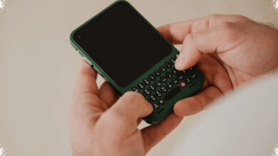 Clicks Communicator Hadir Lagi dengan Nuansa BlackBerry, Bawa Android 16 dan Keyboard QWERTY