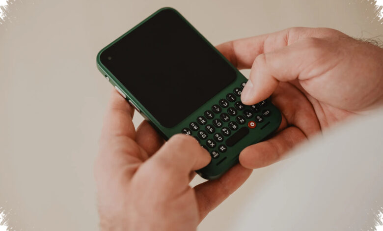 Clicks Communicator Hadir Lagi dengan Nuansa BlackBerry, Bawa Android 16 dan Keyboard QWERTY
